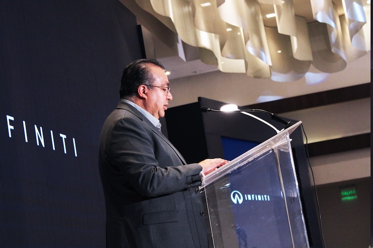 Ricardo Rodríguez, managing director de INFINITI México, Latinoamérica e Israel, habla a los invitados de la apertura de INFINITI León